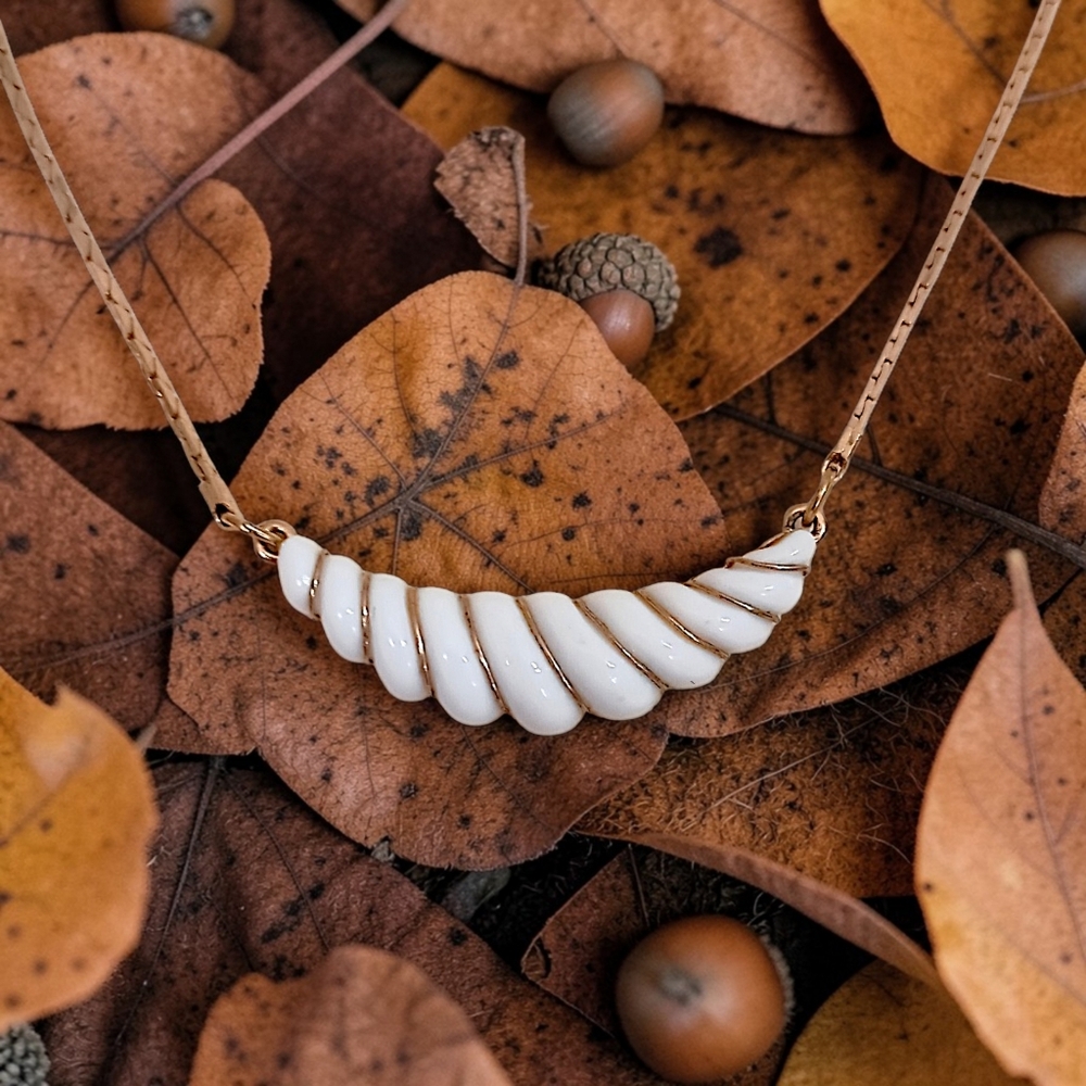Vintage Avon Gatsby Necklace Pendant White Scalloped Crescent Gold Tone 1981